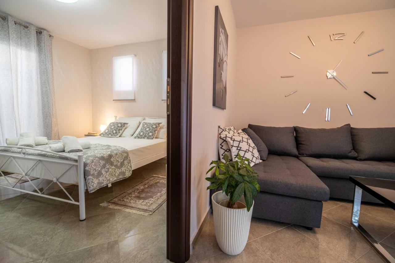 John Apartments Drepano  Bagian luar foto